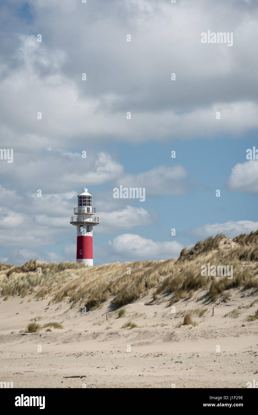 Un faro nelle dune della costa belga Foto Stock