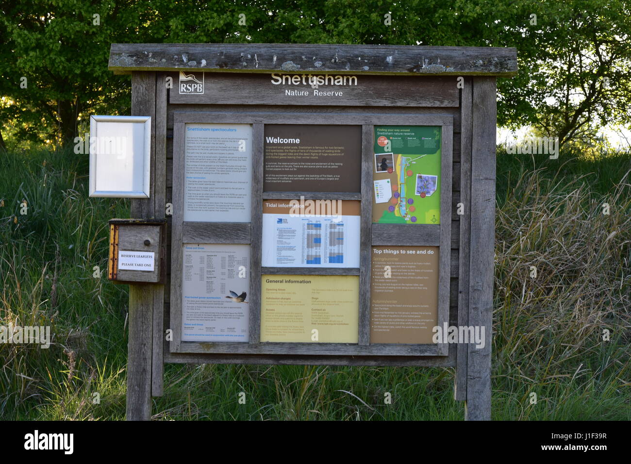 RSPB in legno Snettisham informazioni accedi Snettisham, Norfolk, Regno Unito Foto Stock