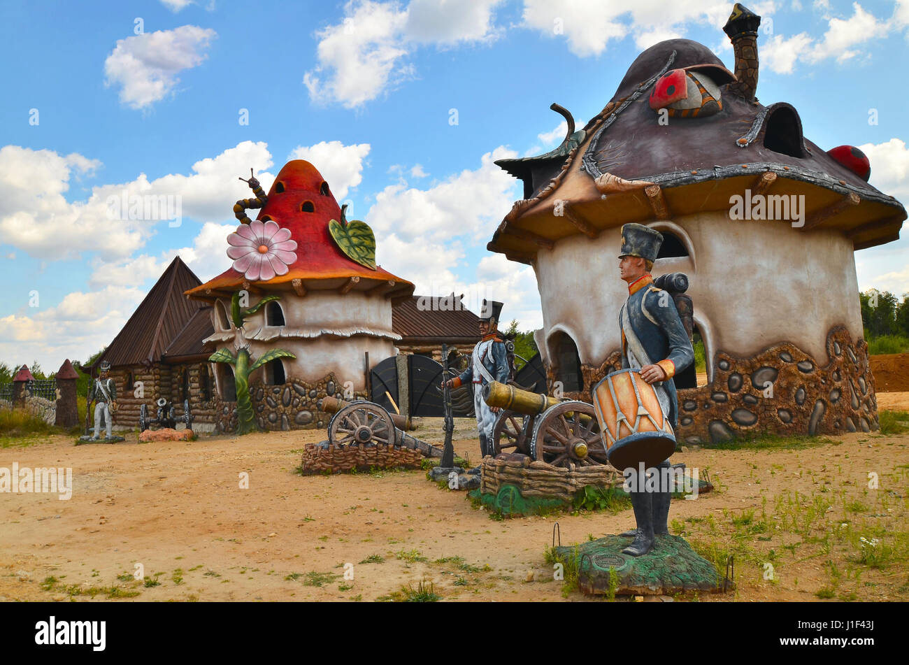 Berendeyevo, Moscow Region, Russia, 26 luglio 2014, estate paesaggio con personaggi delle fiabe. Parco di fianco alla strada. Foto Stock