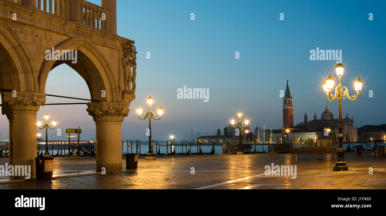 Piazza San Marco all'alba con il campanile della chiesa di San Giorgio Maggiore in background, Venezia Foto Stock