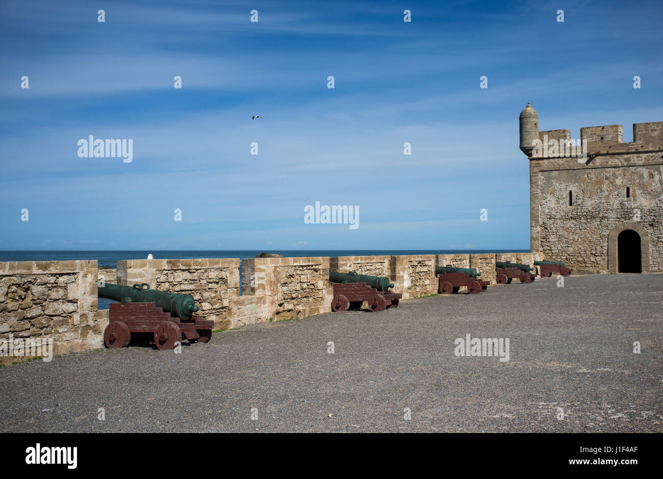 Le fortificazioni di guardia lo storico porto di pesca di Essaouira in Marocco Foto Stock