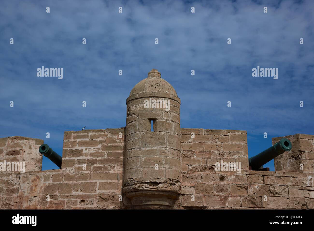 Torre fortificata a guardia lo storico porto di pesca di Essaouira in Marocco. Foto Stock