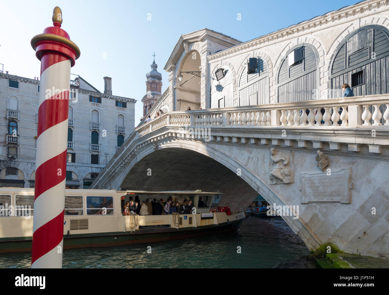 Venezia Canal Grande ponte di Rialto vaporetto passando sotto il ponte Foto Stock