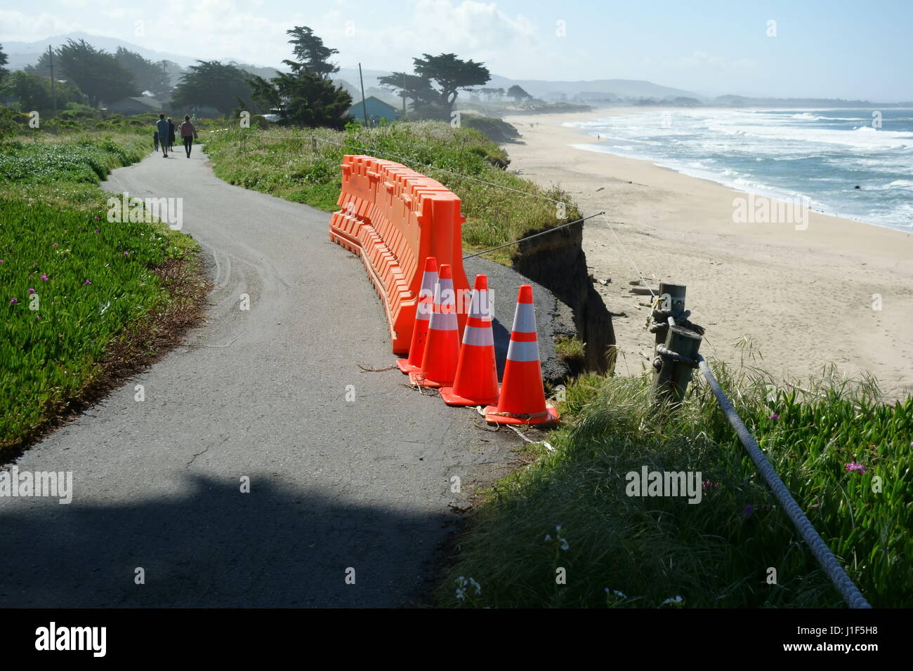Blocco delle barriere di una sezione di collassamento della California il sentiero costiero su una spiaggia di erosione del Cliff Foto Stock