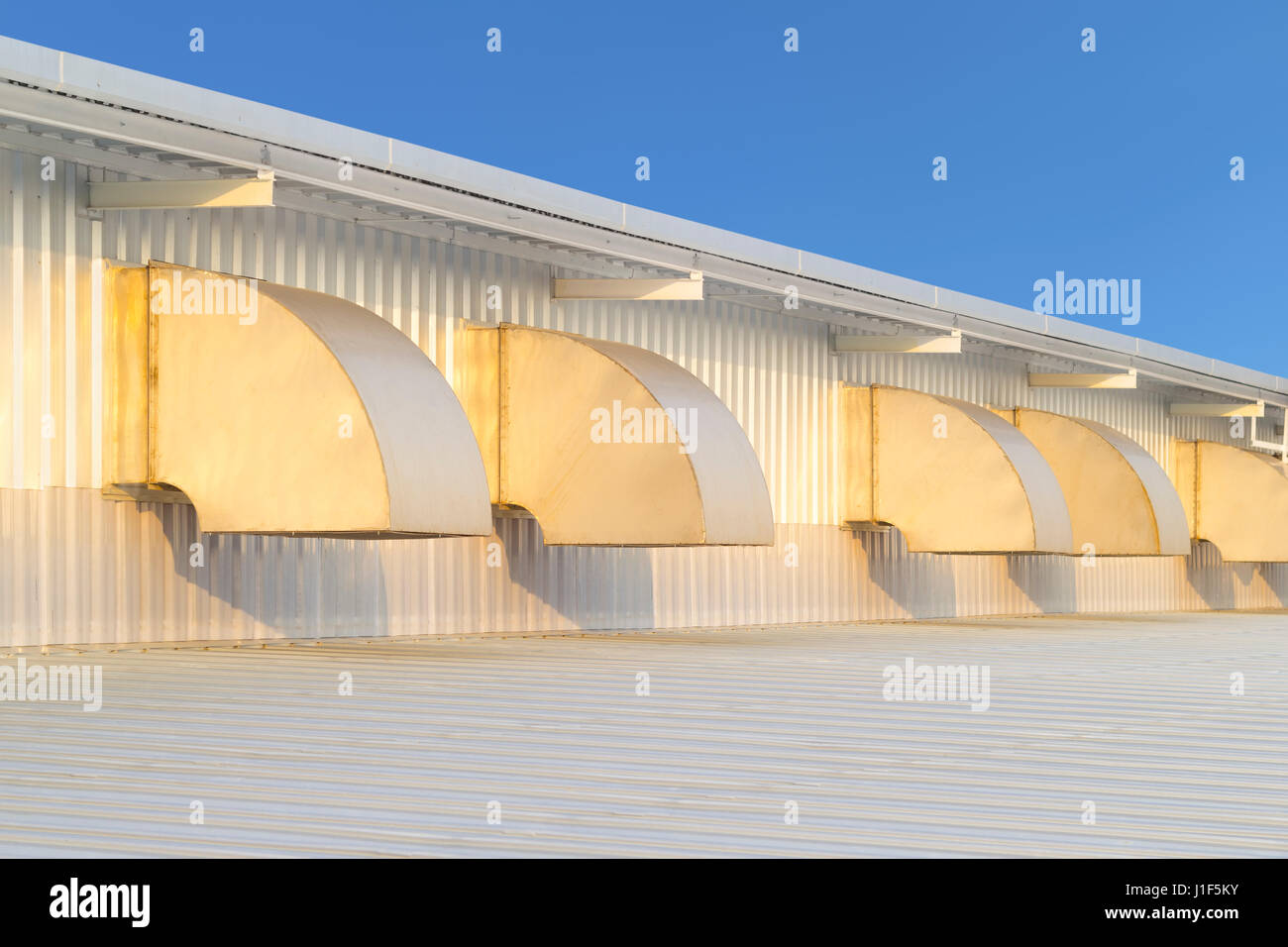 Il condotto dell'aria o il cofano per impianto di climatizzazione e il tetto con il cielo azzurro sfondo. Foto Stock