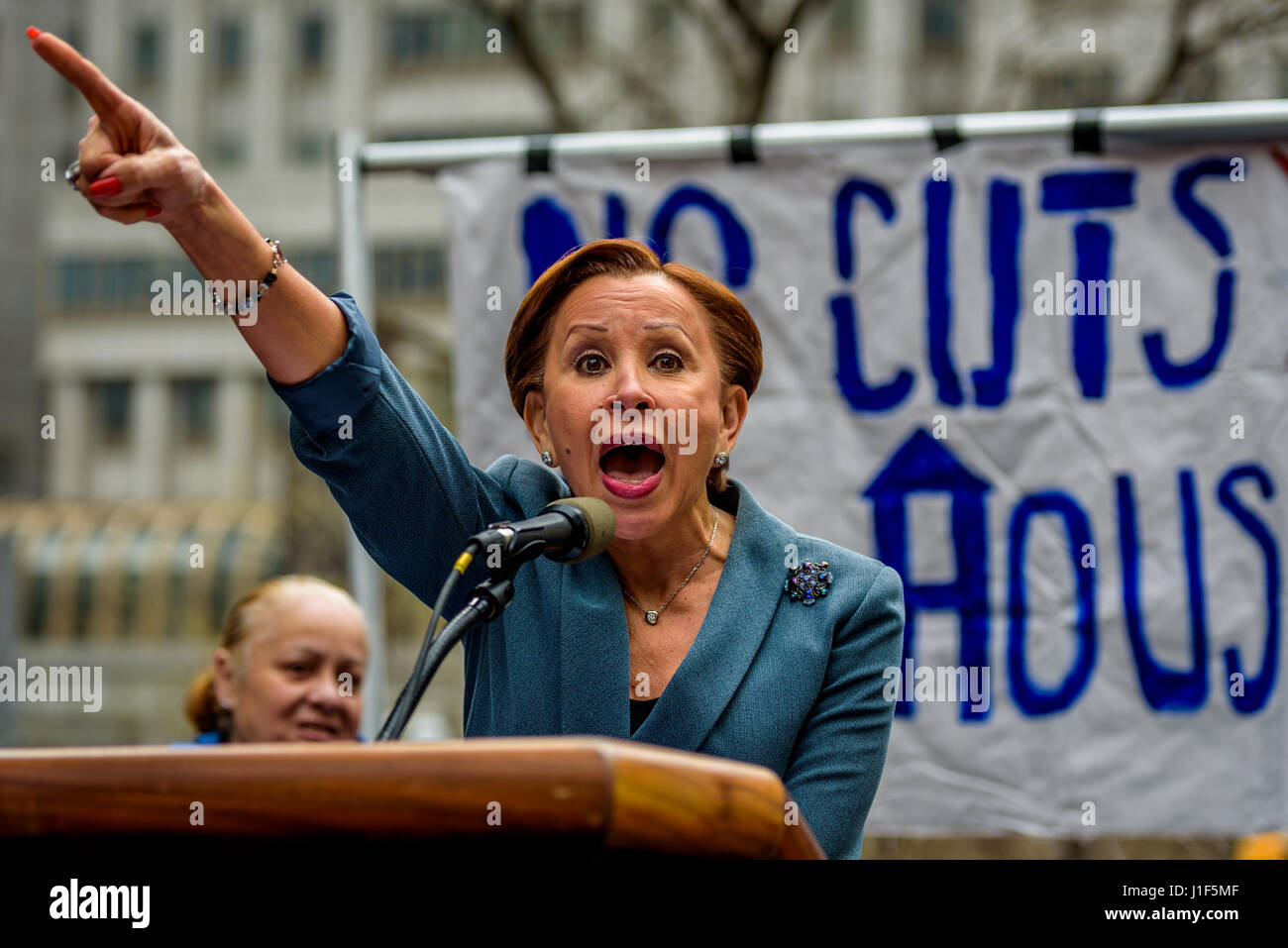 New York, Stati Uniti d'America . Xx Apr, 2017. Congressista Nydia Velazquez rivolgendosi alla folla - In un atto di pacifica disobbedienza civile, di un totale di nove Newyorkesi sono stati arrestati il 20 aprile 2017; protestando Presidente Trump's proposto alloggiamento federale tagli. Il gruppo si è rifiutato di smettere di protestare al di là di barricate della polizia nel corso di una grande manifestazione da migliaia a 26 Federal Plaza di New York City. Trump la proposta di tagliare da 6,2 miliardi di dollari in alloggiamento federale fondi sarebbe decimare i programmi che aiutare milioni di persone a basso reddito americani mantenere un tetto sopra le loro teste. (Foto di Erik McGregor/Pacific Stampa) Credito: PACI Foto Stock
