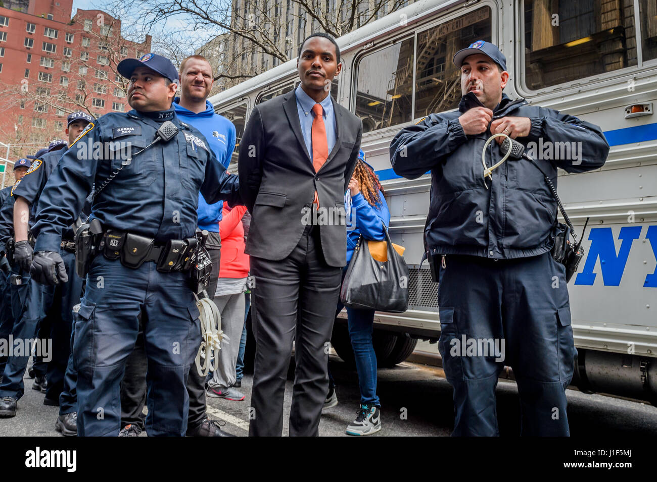 New York, Stati Uniti d'America . Xx Apr, 2017. Consigliere Comunale Ritchie Torres ottenuto arrestato in un atto di pacifica di disobbedienza civile. Un totale di nove Newyorkesi sono stati arrestati il 20 aprile 2017; protestando Presidente Trump's proposto alloggiamento federale tagli. Il gruppo si è rifiutato di smettere di protestare al di là di barricate della polizia nel corso di una grande manifestazione da migliaia a 26 Federal Plaza di New York City. Trump la proposta di tagliare da 6,2 miliardi di dollari in alloggiamento federale fondi sarebbe decimare i programmi che aiutare milioni di persone a basso reddito americani mantenere un tetto sopra le loro teste. (Foto di Erik McGregor/Pacific Stampa) Credito: PACIFIC PREMERE Foto Stock