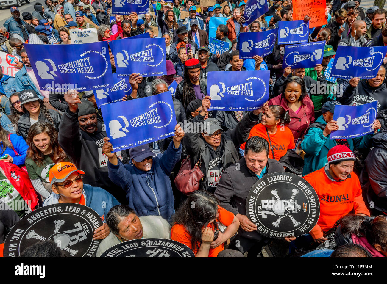 New York, Stati Uniti d'America . Xx Apr, 2017. New York, Stati Uniti. Xx Apr, 2017. In un atto di pacifica disobbedienza civile, di un totale di nove Newyorkesi sono stati arrestati il 20 aprile 2017; protestando Presidente Trump's proposto alloggiamento federale tagli. Il gruppo si è rifiutato di smettere di protestare al di là di barricate della polizia nel corso di una grande manifestazione da migliaia a 26 Federal Plaza di New York City. Trump la proposta di tagliare da 6,2 miliardi di dollari in alloggiamento federale fondi sarebbe decimare i programmi che aiutare milioni di persone a basso reddito americani mantenere un tetto sopra le loro teste. Credito: Erik McGregor/Pacific Press/Alamy Live News Credit: PAC Foto Stock