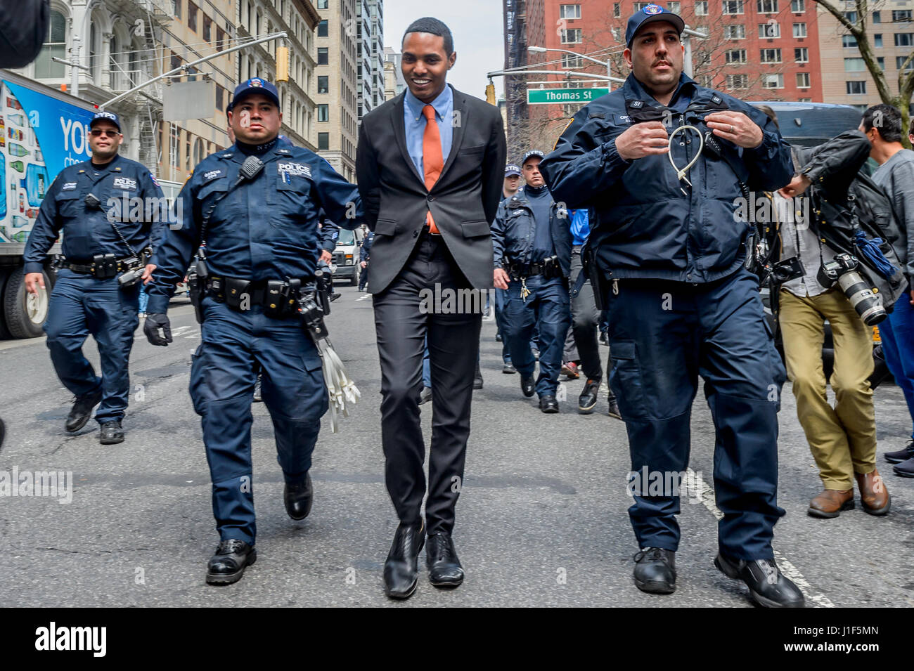 New York, Stati Uniti d'America . Xx Apr, 2017. Consigliere Comunale Ritchie Torres ottenuto arrestato in un atto di pacifica di disobbedienza civile. Un totale di nove Newyorkesi sono stati arrestati il 20 aprile 2017; protestando Presidente Trump's proposto alloggiamento federale tagli. Il gruppo si è rifiutato di smettere di protestare al di là di barricate della polizia nel corso di una grande manifestazione da migliaia a 26 Federal Plaza di New York City. Trump la proposta di tagliare da 6,2 miliardi di dollari in alloggiamento federale fondi sarebbe decimare i programmi che aiutare milioni di persone a basso reddito americani mantenere un tetto sopra le loro teste. (Foto di Erik McGregor/Pacific Stampa) Credito: PACIFIC PREMERE Foto Stock