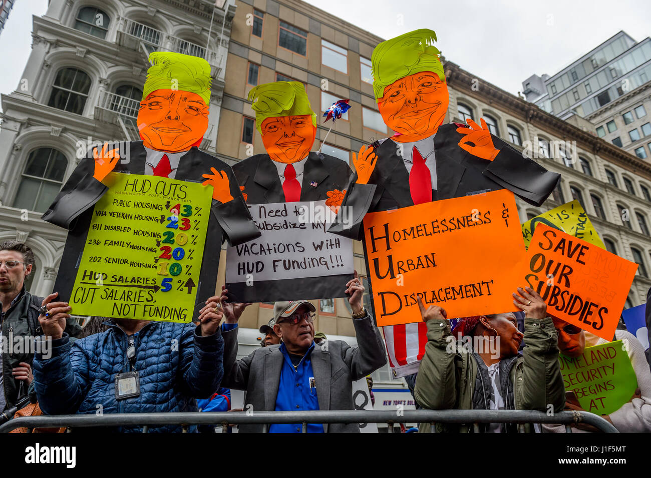 New York, Stati Uniti d'America . Xx Apr, 2017. New York, Stati Uniti. Xx Apr, 2017. In un atto di pacifica disobbedienza civile, di un totale di nove Newyorkesi sono stati arrestati il 20 aprile 2017; protestando Presidente Trump's proposto alloggiamento federale tagli. Il gruppo si è rifiutato di smettere di protestare al di là di barricate della polizia nel corso di una grande manifestazione da migliaia a 26 Federal Plaza di New York City. Trump la proposta di tagliare da 6,2 miliardi di dollari in alloggiamento federale fondi sarebbe decimare i programmi che aiutare milioni di persone a basso reddito americani mantenere un tetto sopra le loro teste. Credito: Erik McGregor/Pacific Press/Alamy Live News Credit: PAC Foto Stock