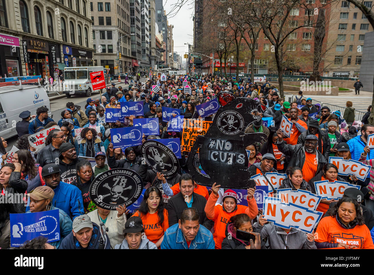 New York, Stati Uniti d'America . Xx Apr, 2017. New York, Stati Uniti. Xx Apr, 2017. In un atto di pacifica disobbedienza civile, di un totale di nove Newyorkesi sono stati arrestati il 20 aprile 2017; protestando Presidente Trump's proposto alloggiamento federale tagli. Il gruppo si è rifiutato di smettere di protestare al di là di barricate della polizia nel corso di una grande manifestazione da migliaia a 26 Federal Plaza di New York City. Trump la proposta di tagliare da 6,2 miliardi di dollari in alloggiamento federale fondi sarebbe decimare i programmi che aiutare milioni di persone a basso reddito americani mantenere un tetto sopra le loro teste. Credito: Erik McGregor/Pacific Press/Alamy Live News Credit: PAC Foto Stock