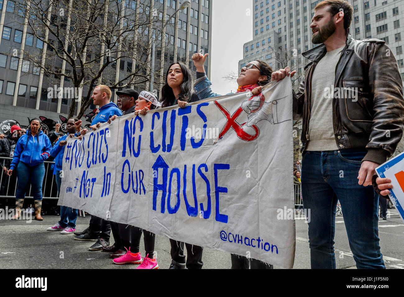 New York, Stati Uniti d'America . Xx Apr, 2017. New York, Stati Uniti. Xx Apr, 2017. In un atto di pacifica disobbedienza civile, di un totale di nove Newyorkesi sono stati arrestati il 20 aprile 2017; protestando Presidente Trump's proposto alloggiamento federale tagli. Il gruppo si è rifiutato di smettere di protestare al di là di barricate della polizia nel corso di una grande manifestazione da migliaia a 26 Federal Plaza di New York City. Trump la proposta di tagliare da 6,2 miliardi di dollari in alloggiamento federale fondi sarebbe decimare i programmi che aiutare milioni di persone a basso reddito americani mantenere un tetto sopra le loro teste. Credito: Erik McGregor/Pacific Press/Alamy Live News Credit: PAC Foto Stock