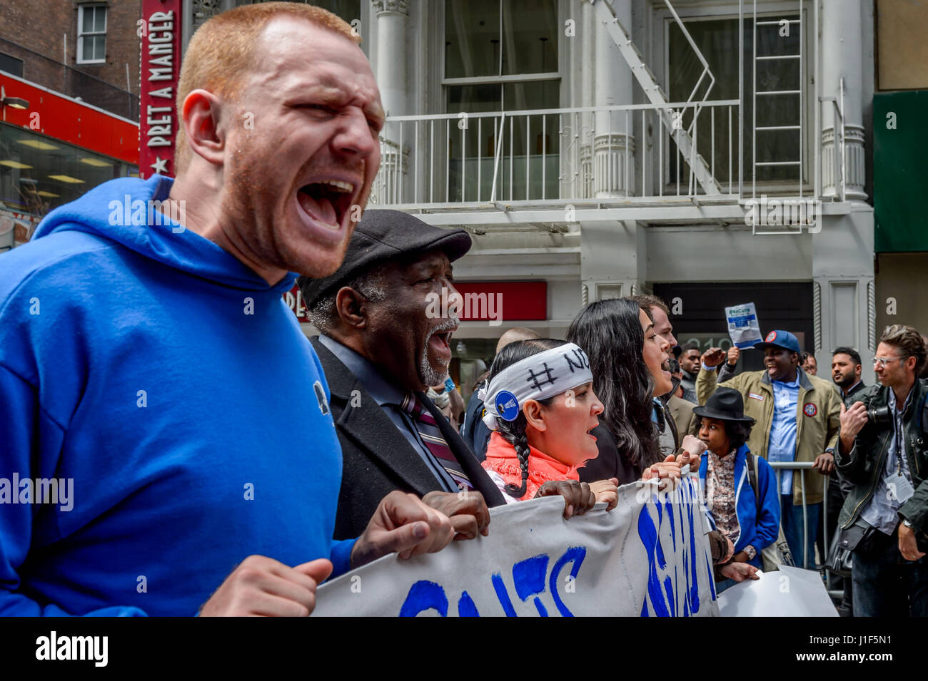 New York, Stati Uniti d'America . Xx Apr, 2017. New York, Stati Uniti. Xx Apr, 2017. In un atto di pacifica disobbedienza civile, di un totale di nove Newyorkesi sono stati arrestati il 20 aprile 2017; protestando Presidente Trump's proposto alloggiamento federale tagli. Il gruppo si è rifiutato di smettere di protestare al di là di barricate della polizia nel corso di una grande manifestazione da migliaia a 26 Federal Plaza di New York City. Trump la proposta di tagliare da 6,2 miliardi di dollari in alloggiamento federale fondi sarebbe decimare i programmi che aiutare milioni di persone a basso reddito americani mantenere un tetto sopra le loro teste. Credito: Erik McGregor/Pacific Press/Alamy Live News Credit: PAC Foto Stock