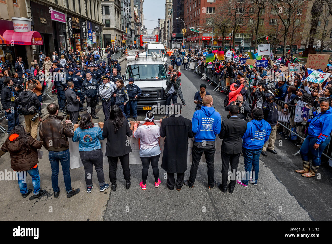 New York, Stati Uniti d'America . Xx Apr, 2017. New York, Stati Uniti. Xx Apr, 2017. In un atto di pacifica disobbedienza civile, di un totale di nove Newyorkesi sono stati arrestati il 20 aprile 2017; protestando Presidente Trump's proposto alloggiamento federale tagli. Il gruppo si è rifiutato di smettere di protestare al di là di barricate della polizia nel corso di una grande manifestazione da migliaia a 26 Federal Plaza di New York City. Trump la proposta di tagliare da 6,2 miliardi di dollari in alloggiamento federale fondi sarebbe decimare i programmi che aiutare milioni di persone a basso reddito americani mantenere un tetto sopra le loro teste. Credito: Erik McGregor/Pacific Press/Alamy Live News Credit: PAC Foto Stock