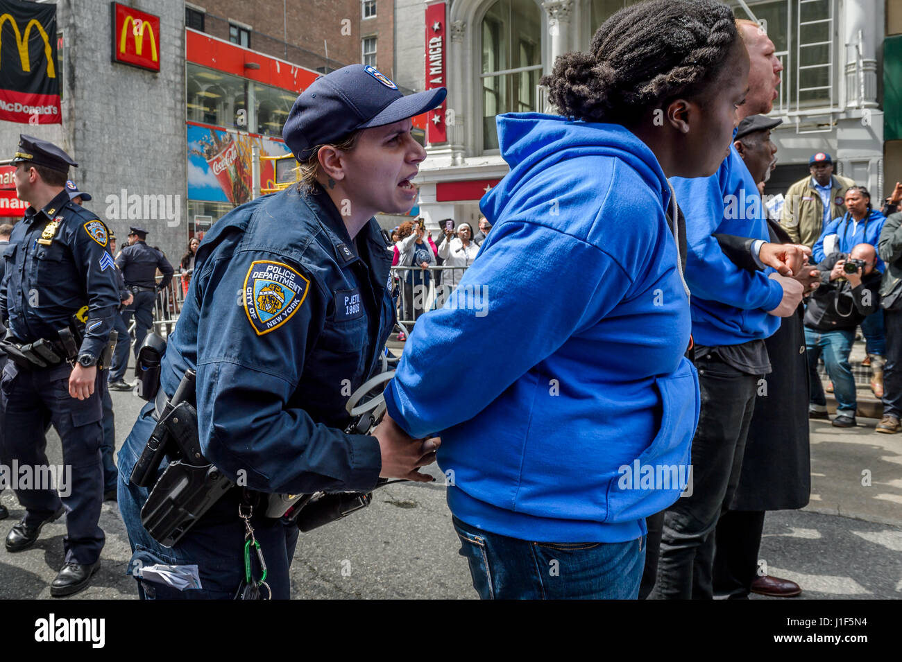 New York, Stati Uniti d'America . Xx Apr, 2017. Comunità voce ascoltata (CVH) Direttore Esecutivo Affua Atta-Mensah ottenuto arrestato in un atto di pacifica di disobbedienza civile. Un totale di nove Newyorkesi sono stati arrestati il 20 aprile 2017; protestando Presidente Trump's proposto alloggiamento federale tagli. Il gruppo si è rifiutato di smettere di protestare al di là di barricate della polizia nel corso di una grande manifestazione da migliaia a 26 Federal Plaza di New York City. Trump la proposta di tagliare da 6,2 miliardi di dollari in alloggiamento federale fondi sarebbe decimare i programmi che aiutare milioni di persone a basso reddito americani mantenere un tetto sopra le loro teste. (Foto di Erik McGregor/P Foto Stock