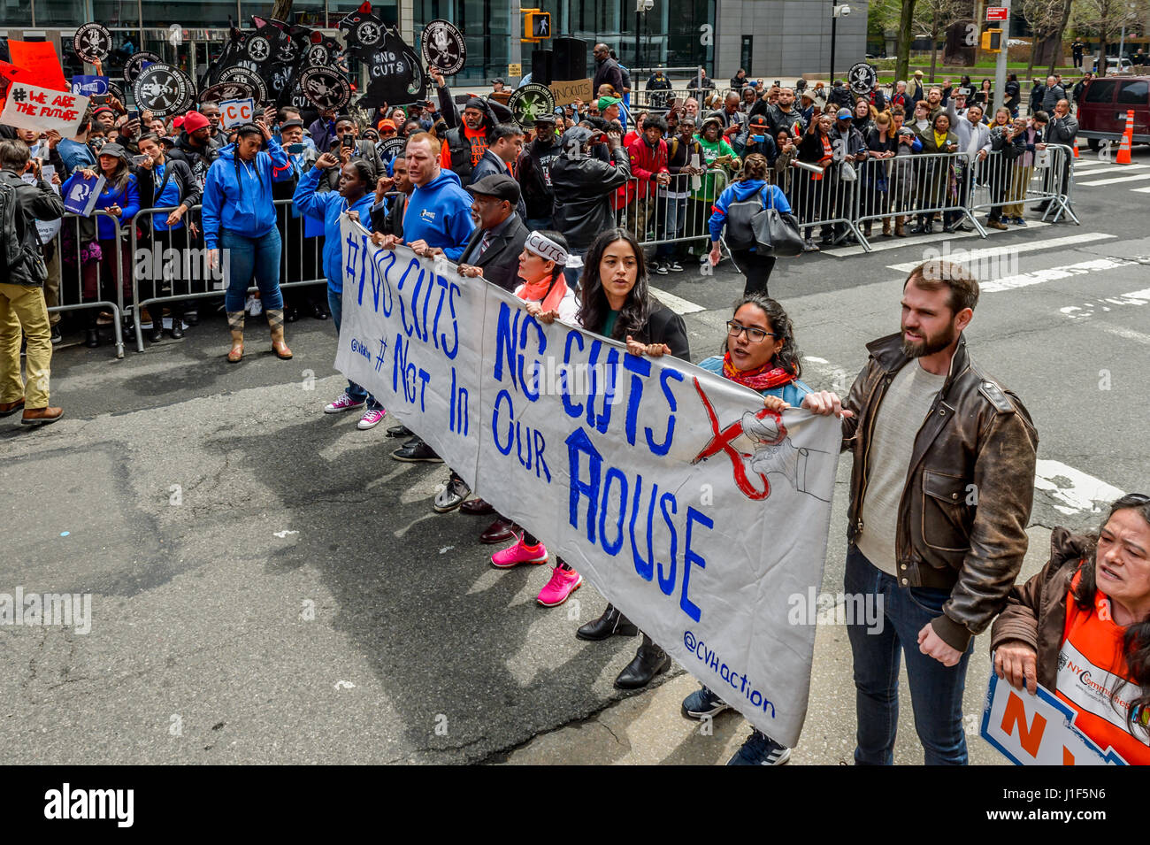 New York, Stati Uniti d'America . Xx Apr, 2017. New York, Stati Uniti. Xx Apr, 2017. In un atto di pacifica disobbedienza civile, di un totale di nove Newyorkesi sono stati arrestati il 20 aprile 2017; protestando Presidente Trump's proposto alloggiamento federale tagli. Il gruppo si è rifiutato di smettere di protestare al di là di barricate della polizia nel corso di una grande manifestazione da migliaia a 26 Federal Plaza di New York City. Trump la proposta di tagliare da 6,2 miliardi di dollari in alloggiamento federale fondi sarebbe decimare i programmi che aiutare milioni di persone a basso reddito americani mantenere un tetto sopra le loro teste. Credito: Erik McGregor/Pacific Press/Alamy Live News Credit: PAC Foto Stock