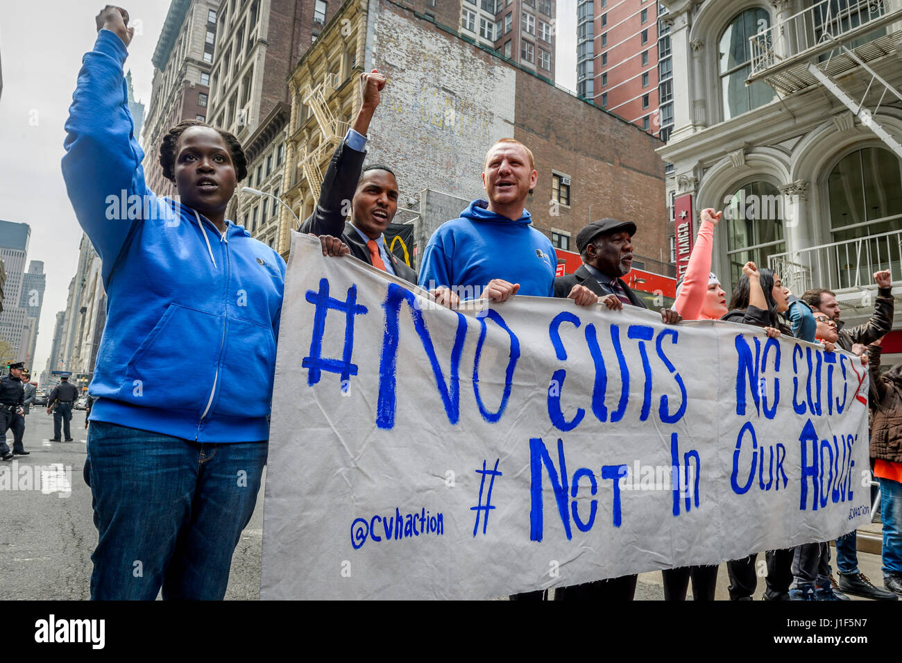 New York, Stati Uniti d'America . Xx Apr, 2017. New York, Stati Uniti. Xx Apr, 2017. In un atto di pacifica disobbedienza civile, di un totale di nove Newyorkesi sono stati arrestati il 20 aprile 2017; protestando Presidente Trump's proposto alloggiamento federale tagli. Il gruppo si è rifiutato di smettere di protestare al di là di barricate della polizia nel corso di una grande manifestazione da migliaia a 26 Federal Plaza di New York City. Trump la proposta di tagliare da 6,2 miliardi di dollari in alloggiamento federale fondi sarebbe decimare i programmi che aiutare milioni di persone a basso reddito americani mantenere un tetto sopra le loro teste. Credito: Erik McGregor/Pacific Press/Alamy Live News Credit: PAC Foto Stock