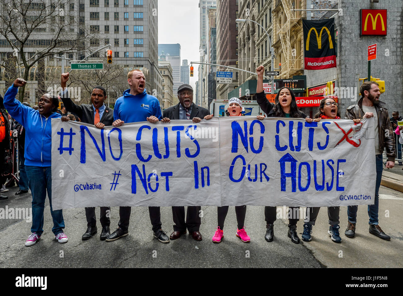 New York, Stati Uniti d'America . Xx Apr, 2017. New York, Stati Uniti. Xx Apr, 2017. In un atto di pacifica disobbedienza civile, di un totale di nove Newyorkesi sono stati arrestati il 20 aprile 2017; protestando Presidente Trump's proposto alloggiamento federale tagli. Il gruppo si è rifiutato di smettere di protestare al di là di barricate della polizia nel corso di una grande manifestazione da migliaia a 26 Federal Plaza di New York City. Trump la proposta di tagliare da 6,2 miliardi di dollari in alloggiamento federale fondi sarebbe decimare i programmi che aiutare milioni di persone a basso reddito americani mantenere un tetto sopra le loro teste. Credito: Erik McGregor/Pacific Press/Alamy Live News Credit: PAC Foto Stock