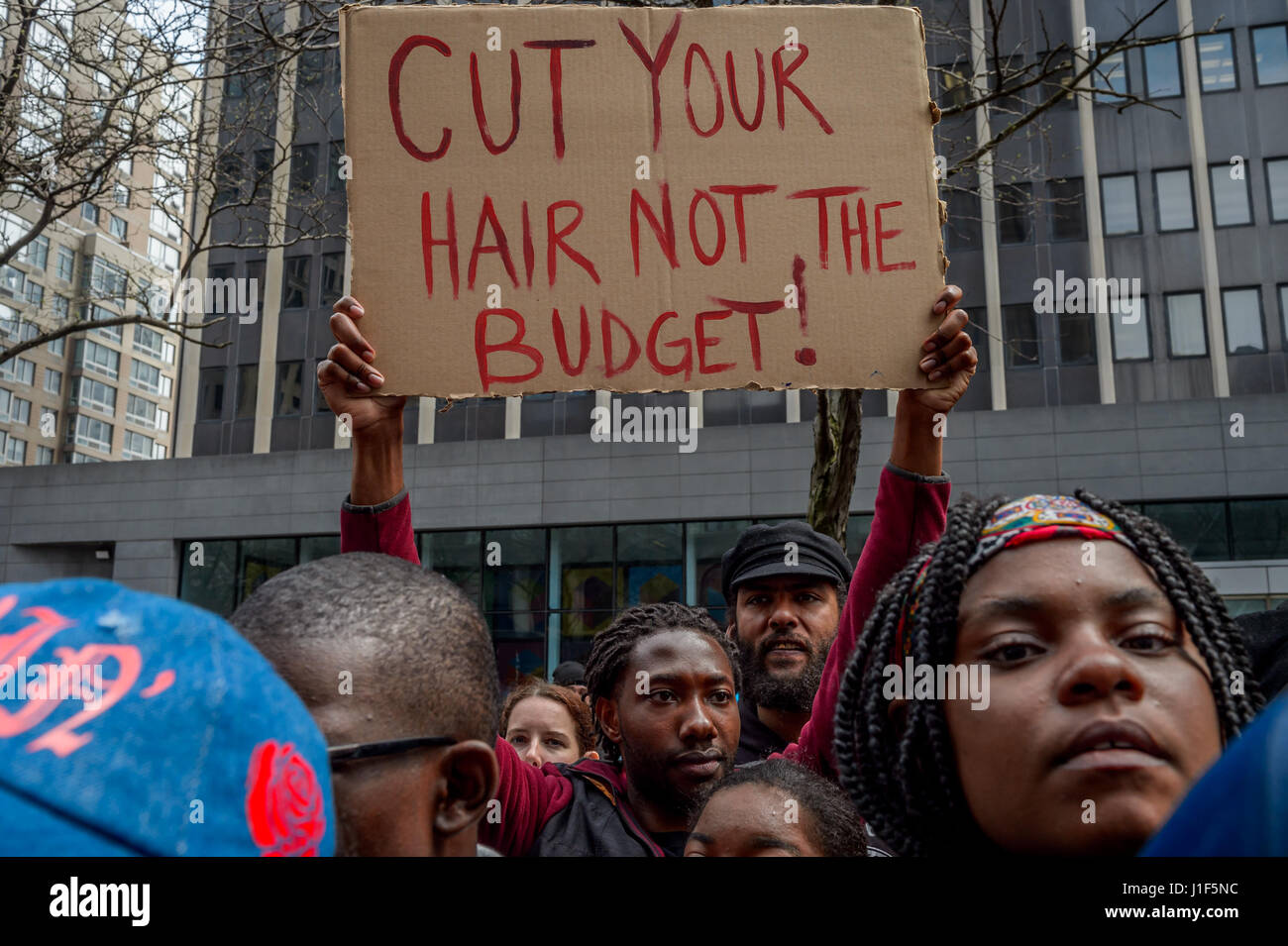 New York, Stati Uniti d'America . Xx Apr, 2017. New York, Stati Uniti. Xx Apr, 2017. In un atto di pacifica disobbedienza civile, di un totale di nove Newyorkesi sono stati arrestati il 20 aprile 2017; protestando Presidente Trump's proposto alloggiamento federale tagli. Il gruppo si è rifiutato di smettere di protestare al di là di barricate della polizia nel corso di una grande manifestazione da migliaia a 26 Federal Plaza di New York City. Trump la proposta di tagliare da 6,2 miliardi di dollari in alloggiamento federale fondi sarebbe decimare i programmi che aiutare milioni di persone a basso reddito americani mantenere un tetto sopra le loro teste. Credito: Erik McGregor/Pacific Press/Alamy Live News Credit: PAC Foto Stock