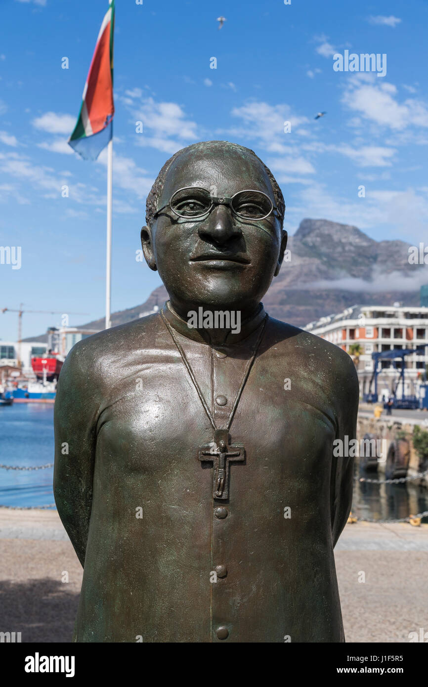 Bronzestatue di Desmond Tutu, South African chierico e attivista per i diritti umani, Alfred e Victoria Waterfront, Città del Capo Foto Stock