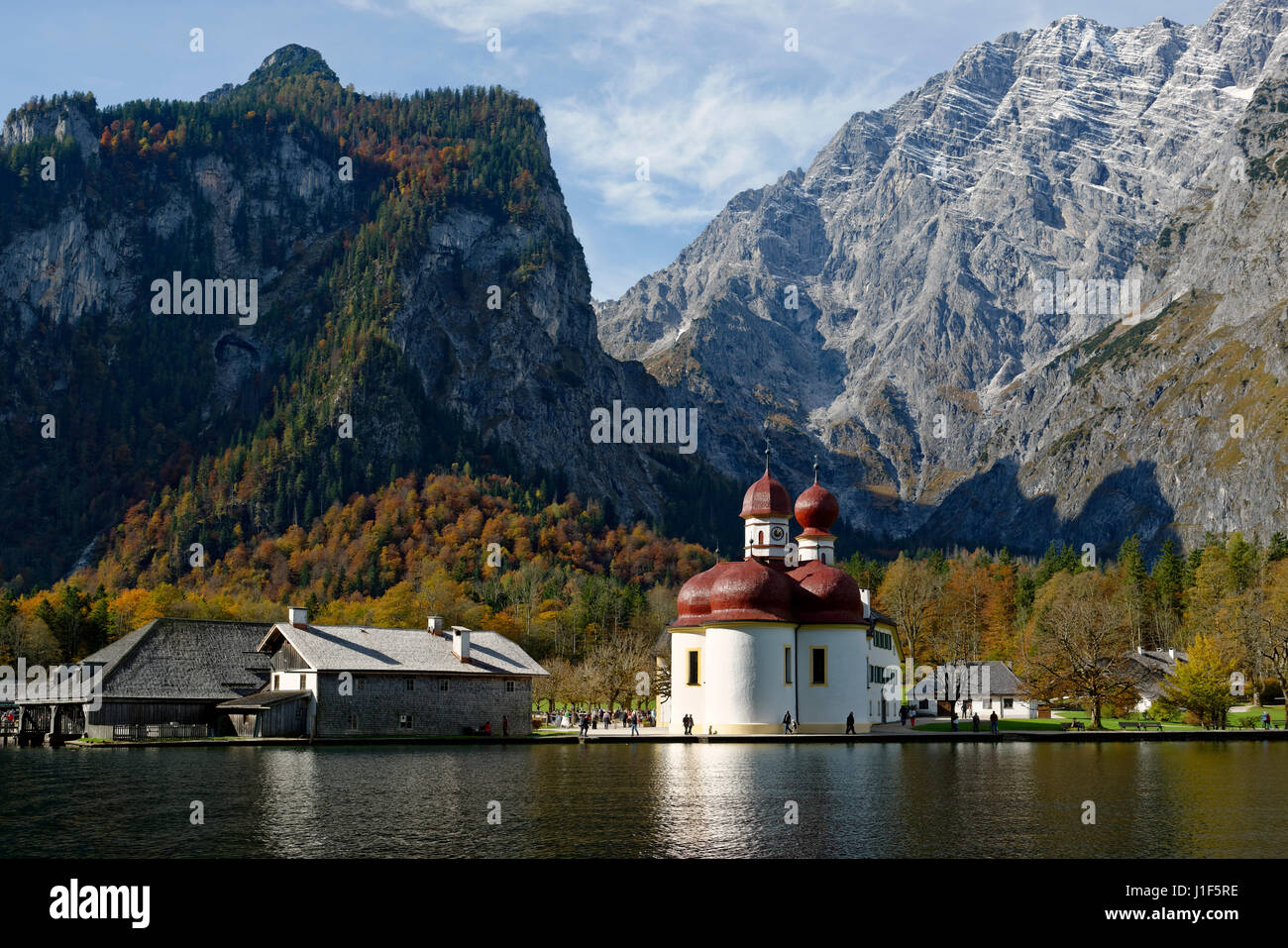 Chiesa di pellegrinaggio St. Bartholomä sul lago di Königssee, autunno, Watzmannmassiv, Parco Nazionale di Berchtesgaden. Foto Stock