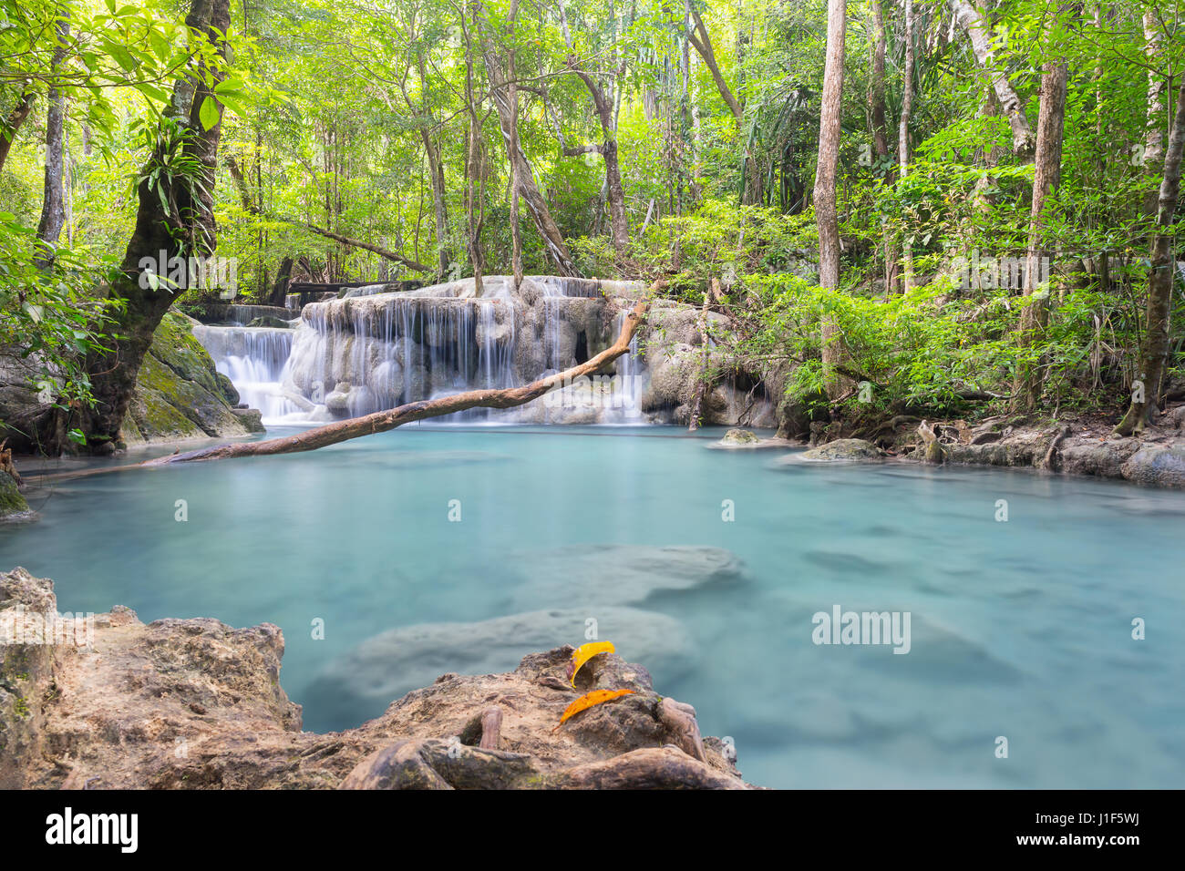 Scenario di Erawan cascata in Thailandia montage con pavimenti in legno. Foto Stock