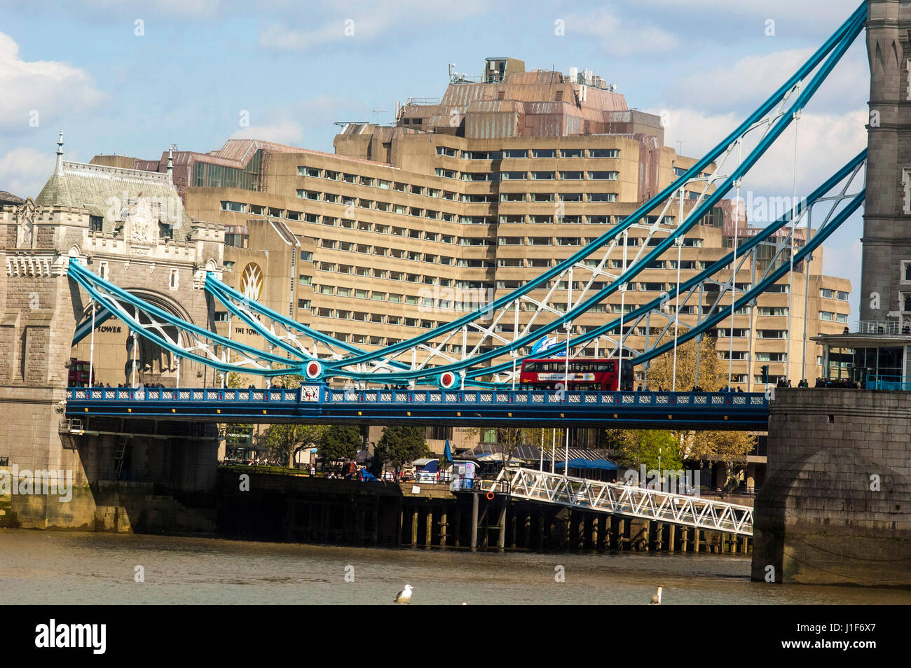 Londra, UK, 20/04/2017 Il Tower Hotel sulle rive del Tamigi alla Tower Bridge e St Katherine Pier. Foto Stock