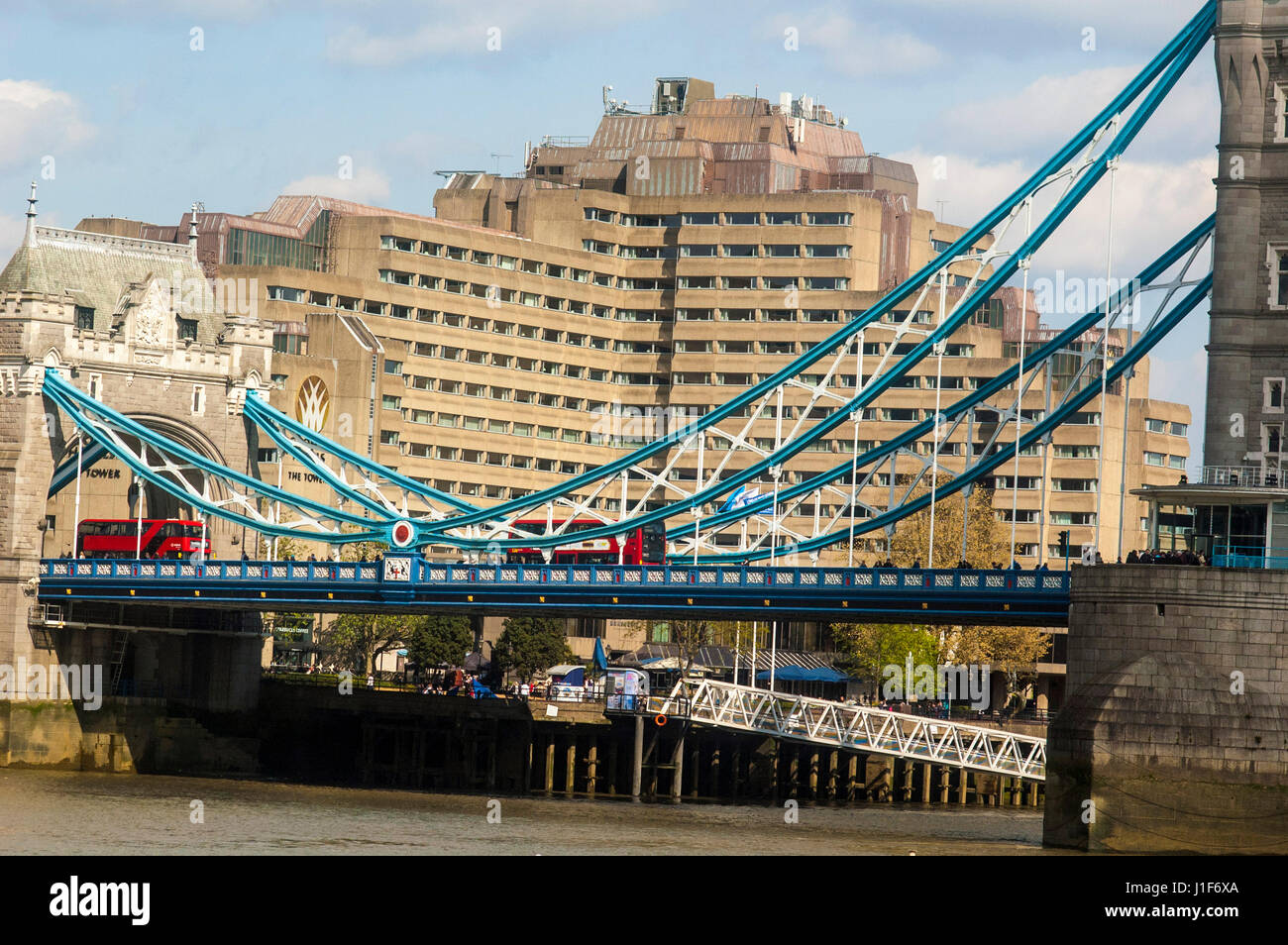 Londra, UK, 20/04/2017 Il Tower Hotel sulle rive del Tamigi alla Tower Bridge e St Katherine Pier. Foto Stock