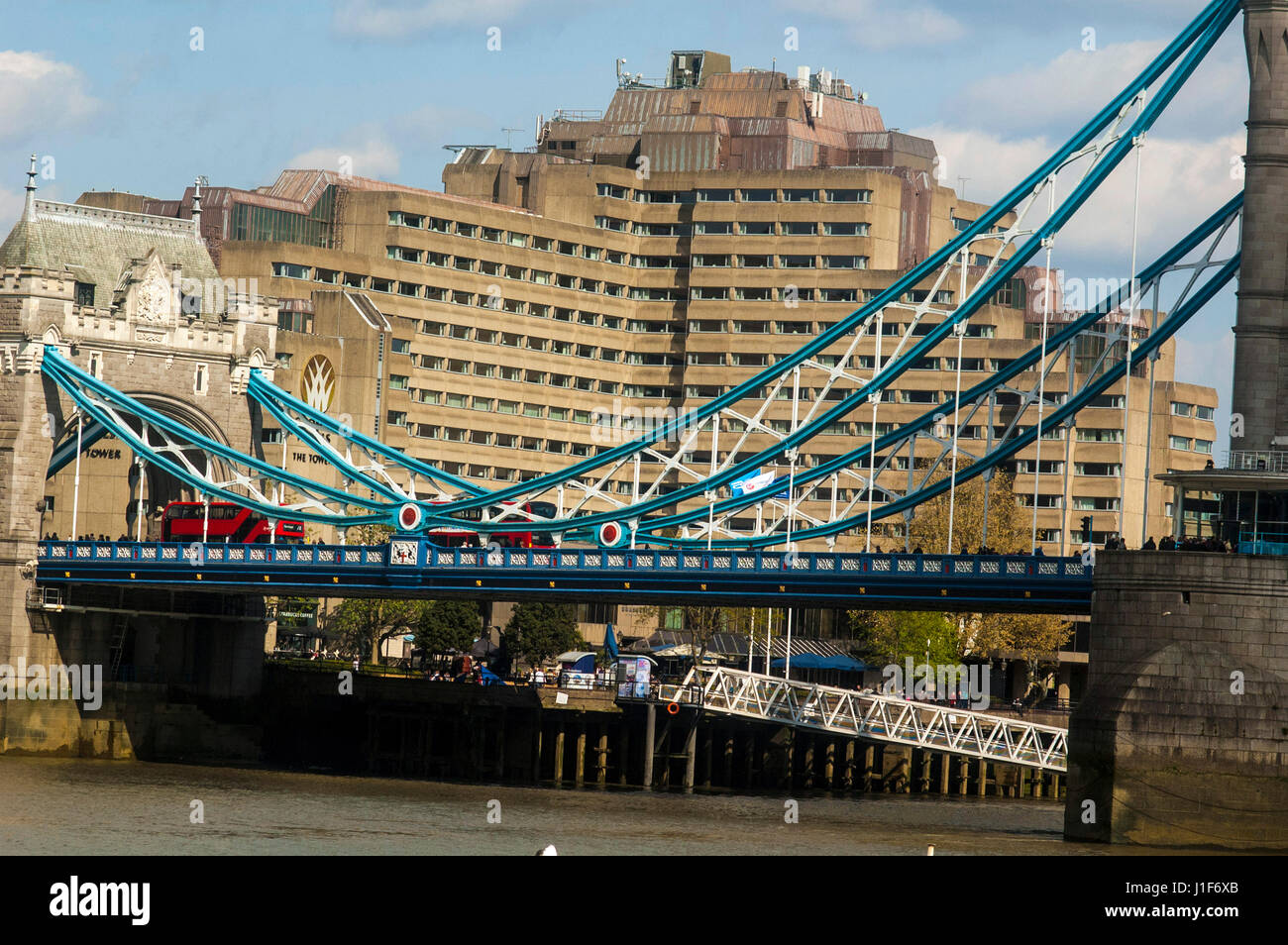 Londra, UK, 20/04/2017 Il Tower Hotel sulle rive del Tamigi alla Tower Bridge e St Katherine Pier. Foto Stock