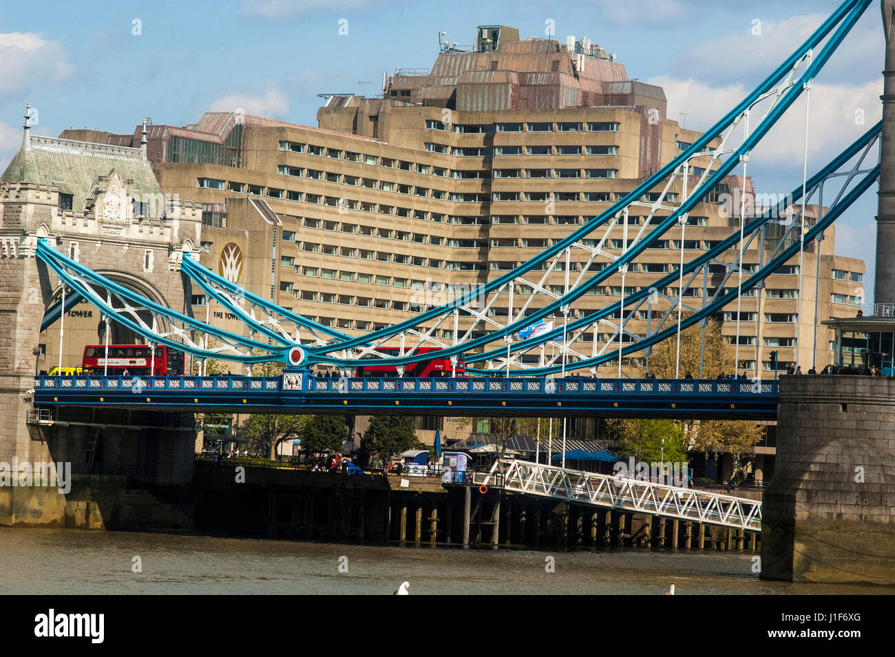 Londra, UK, 20/04/2017 Il Tower Hotel sulle rive del Tamigi alla Tower Bridge e St Katherine Pier. Foto Stock