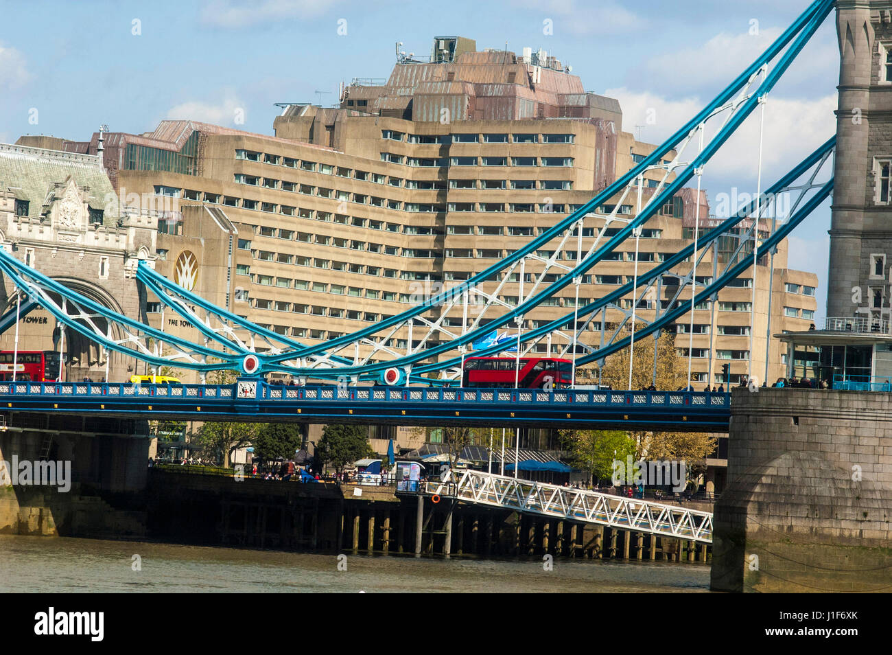 Londra, UK, 20/04/2017 Il Tower Hotel sulle rive del Tamigi alla Tower Bridge e St Katherine Pier. Foto Stock