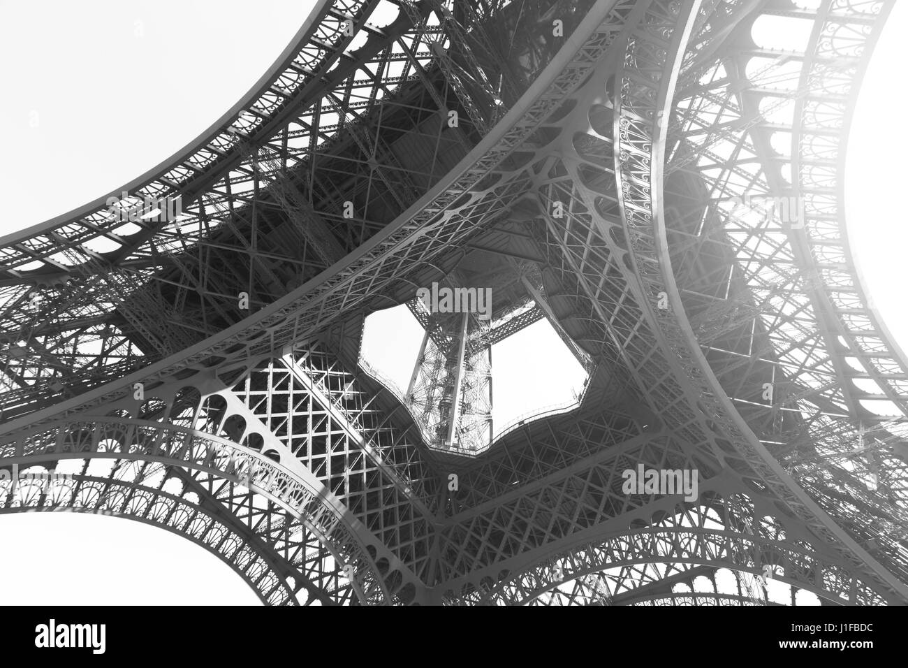 Angolazione della Torre Eiffel a Parigi, Francia. Immagine in bianco e nero Foto Stock