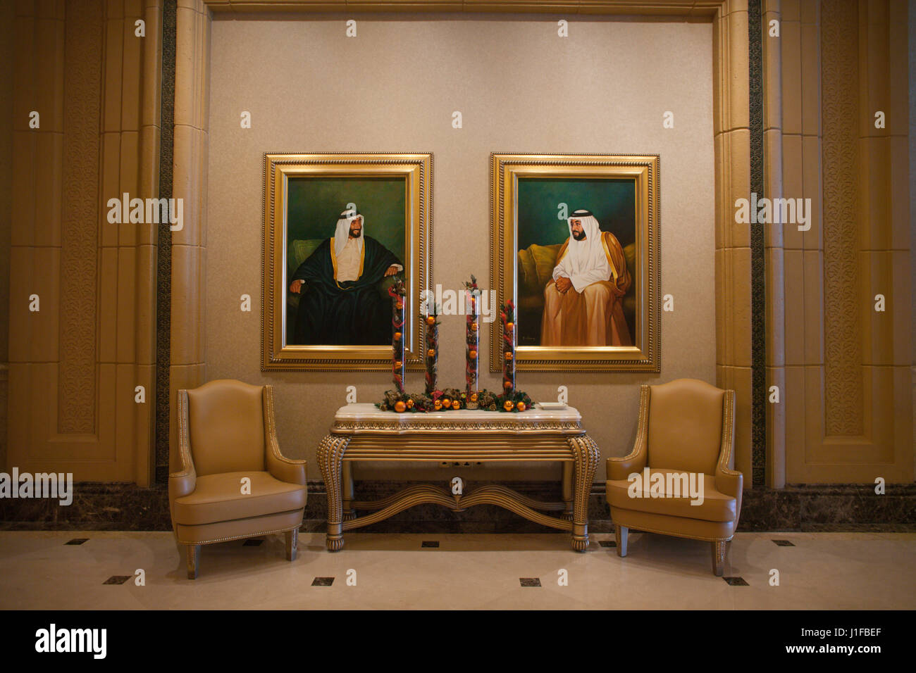 Dipinti di Sheikh Zayed bin Sultan Al Nahyan (L), e lo sceicco Khalifa bin Zayed Al Nahyan, presidente degli Emirati arabi uniti (R), nell'Emirates Palace hotel. Foto Stock