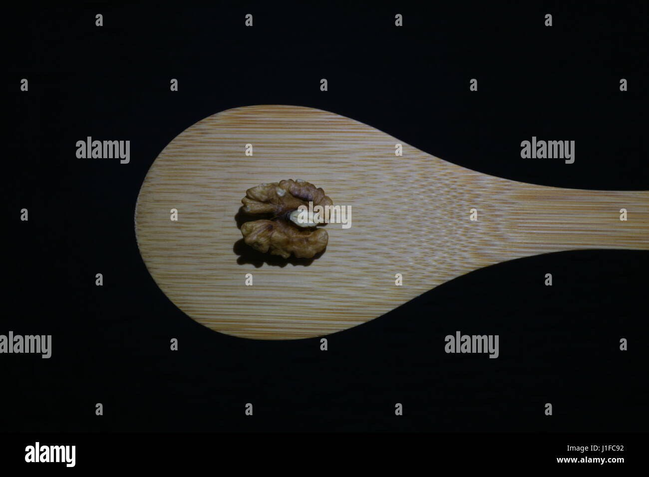 Noce sul cucchiaio di legno Foto Stock