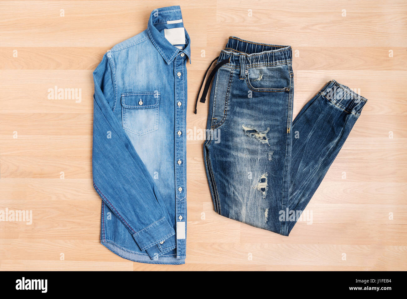 Pareggiatore Jeans pantaloni e camicia nuova moda stile, vista dall'alto  Foto stock - Alamy