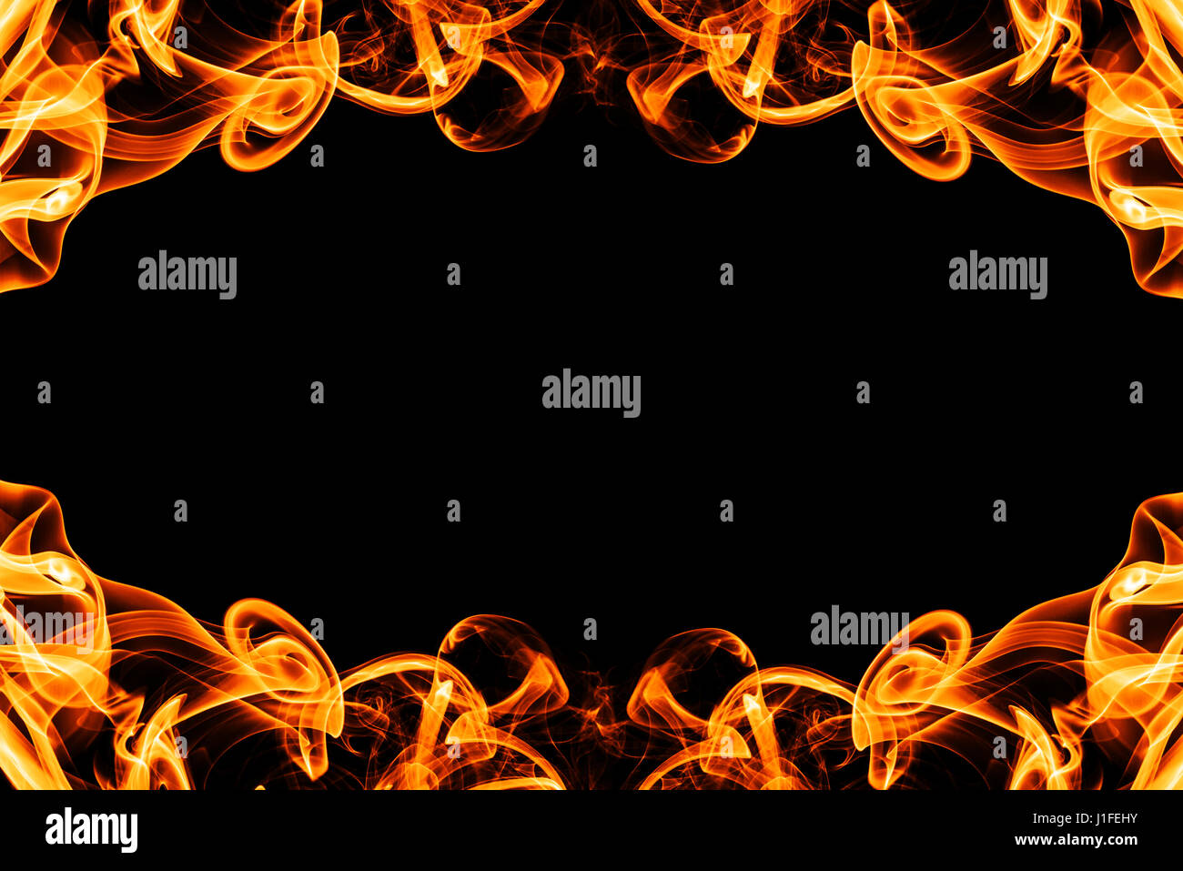 Astratta cornice dal movimento di incendio fumo su sfondo nero per il graphic design con spazio di copia Foto Stock