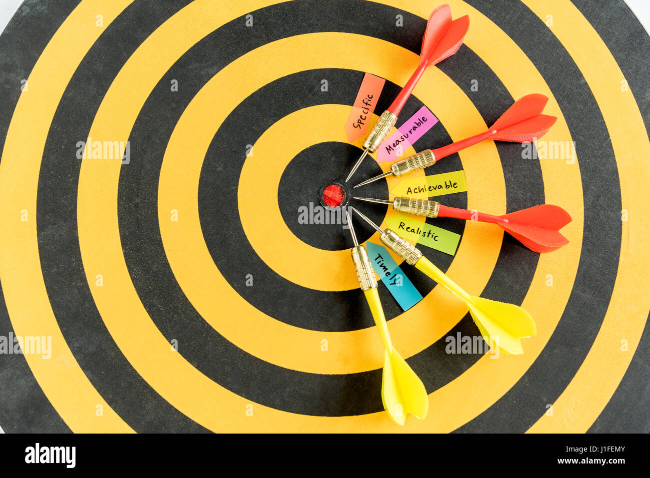 Parole smart obiettivi specifici misurabili realisticamente conseguibili tempestivo con cinque dart bersaglio vicino bullseye oltre dartboard con spazio copia il successo del business Foto Stock