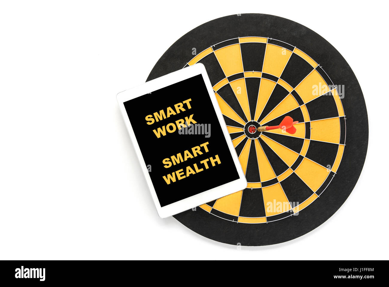 Parole di lavoro smart ricchezza smart su tablet schermo su dart bersaglio su bullseye su sfondo bianco con copia spazio, obiettivo ricchezza di successo business Foto Stock