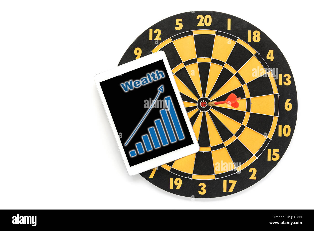 Dart in target bullseye con il grafico della ricchezza su tablet schermo su sfondo bianco con copia spazio, obiettivo ricchezza di successo degli investimenti delle imprese fi Foto Stock