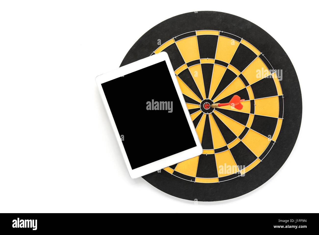 Dart bersaglio su bullseye con vuoto compressa nero schermo su sfondo bianco con copia spazio, obiettivo ricchezza di successo di affari finanziari degli investimenti Foto Stock