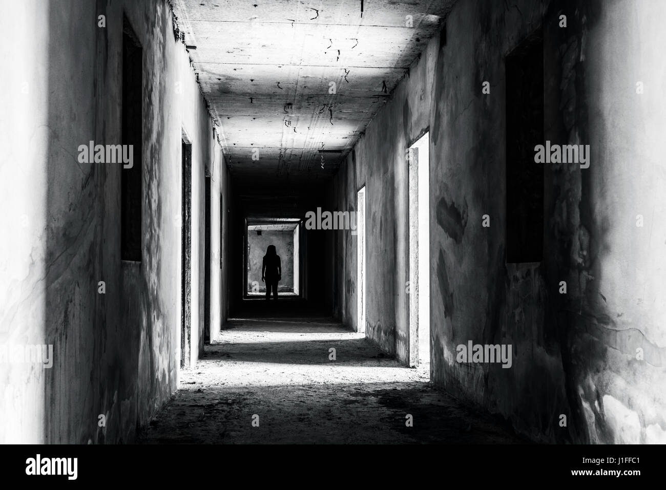 La passerella in costruzione abbandonata con scary donna dentro il buio horror e halloween concetto di sfondo Foto Stock