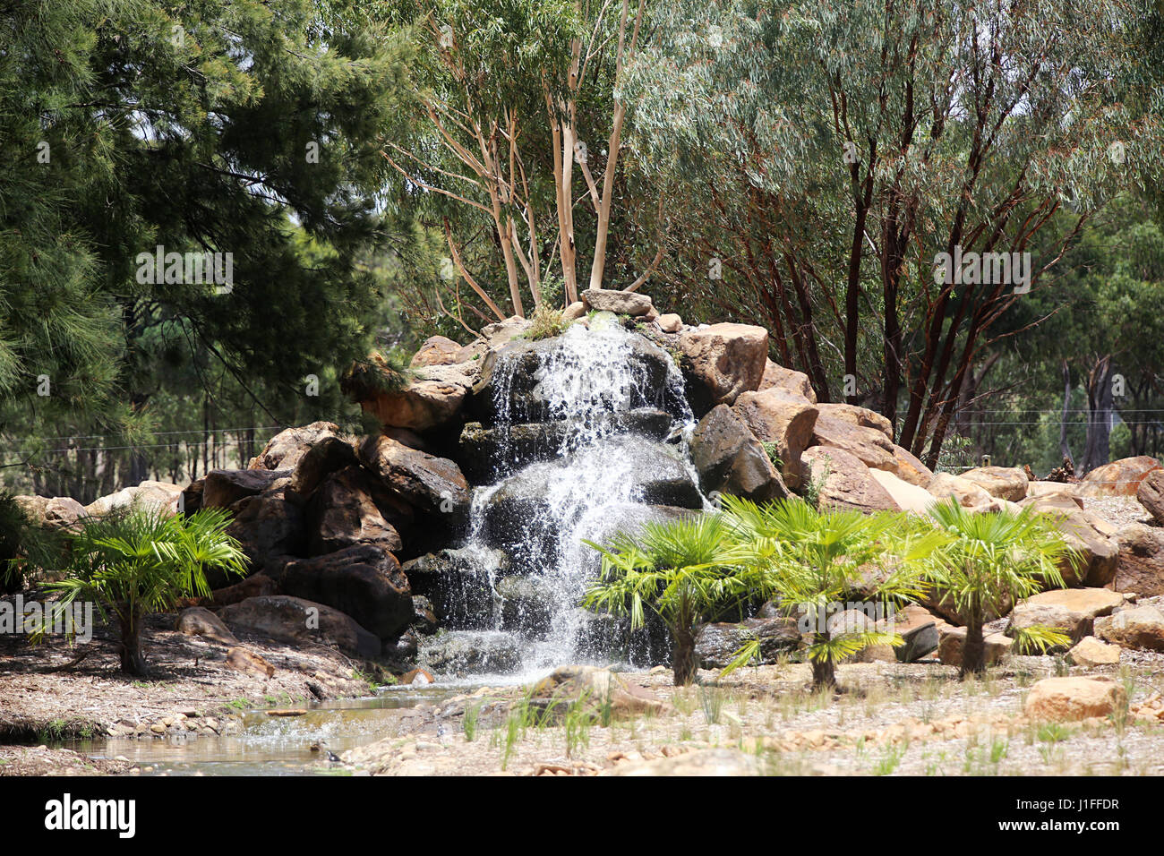 DUBBO, Australia - Gennaio 4, 2017: Acqua cascata dal Taronga Western Plains Zoo a Dubbo, Australia. Questo zoo è stato aperto a 1977 e ora hanno m Foto Stock