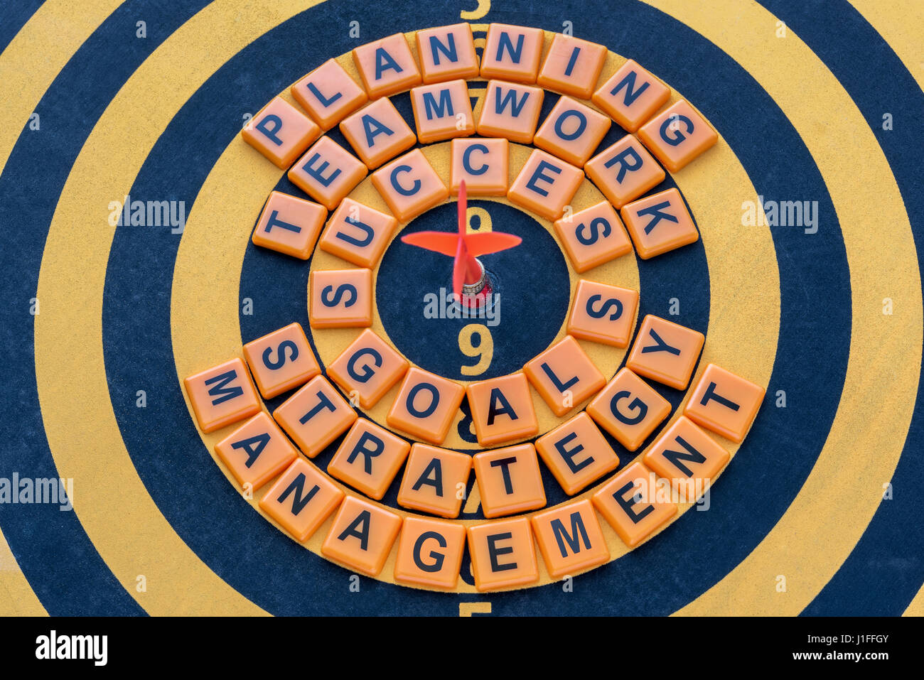 Parole chiave per il successo, il lavoro di squadra, strategia, pianificazione, gestione degli obiettivi su dartboard con dart sul barilotto. Il successo del business e il concetto di marketing Foto Stock