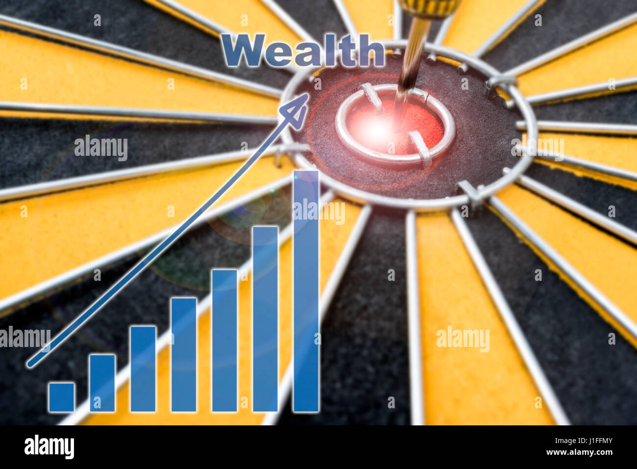 Closeup ricchezza Dart bersaglio su bullseye con ricchezza grafico, successo il concetto di business, sfondo astratto Foto Stock