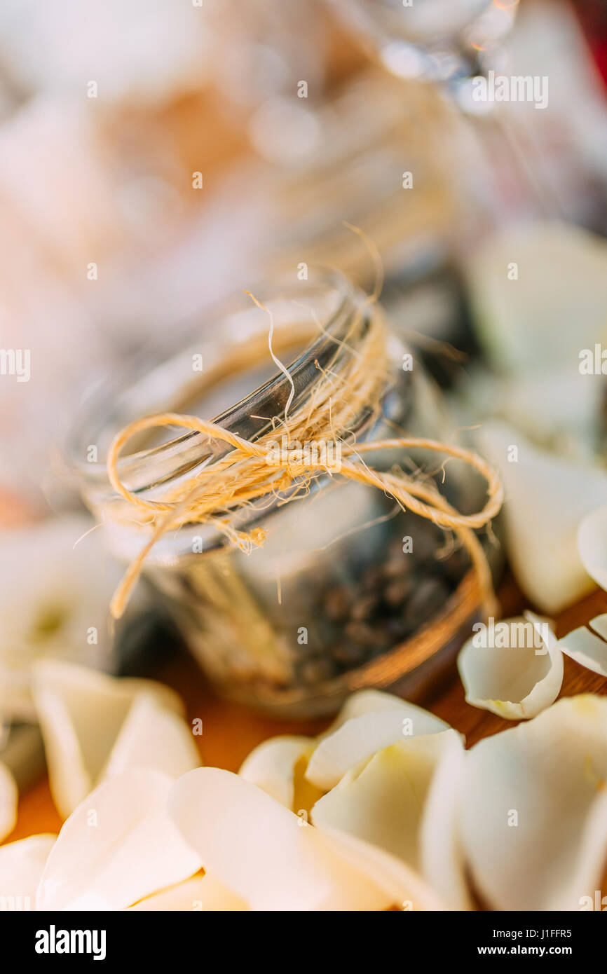Una sana mirtillo e lampone parfait in un mason jar su un rustico Foto Stock