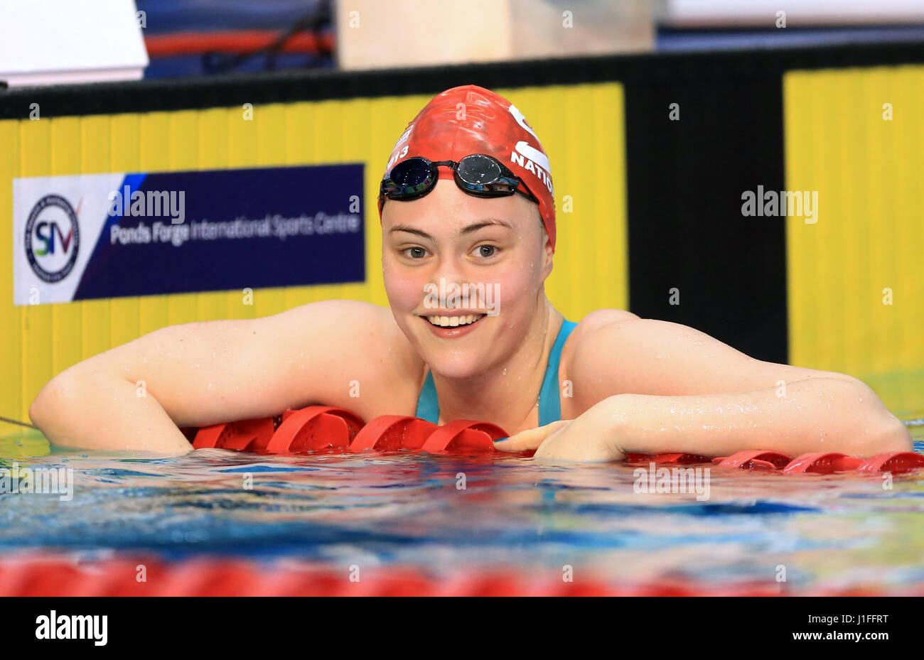 Freya Rayneri festeggia conquistando la donna Tokyo bersaglio 50m Freestyle Finale durante il giorno tre del 2017 British Nuoto Campionati al Ponds Forge, Sheffield. Foto Stock