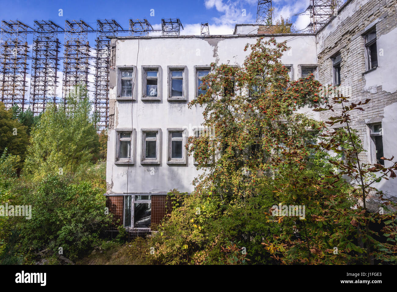 Comunicazione principale edificio del centro dei sovietici Duga sistema radar di Chernobyl-2 base militare, zona di Chernobyl di alienazione in Ucraina Foto Stock