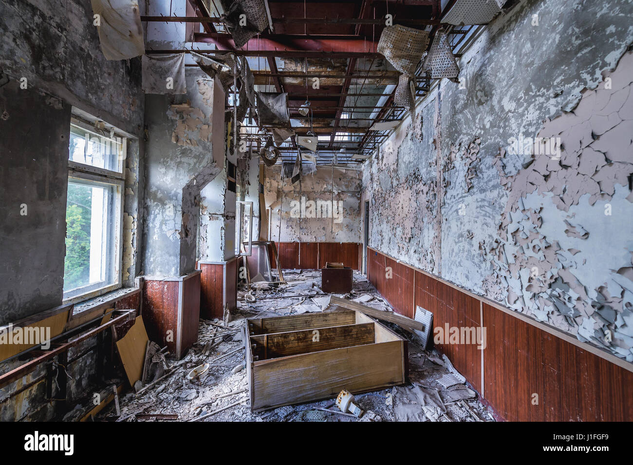 Interno di un centro di comunicazione edificio delle Repubbliche Duga sistema radar di Chernobyl-2 base militare, zona di Chernobyl di alienazione in Ucraina Foto Stock