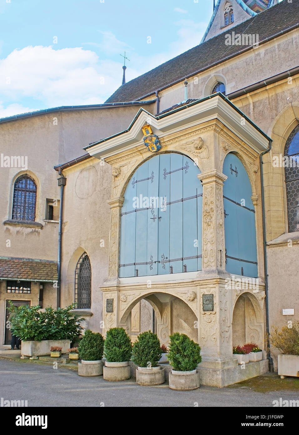 L'esterno della piccola cappella del stadtpfarrkirche di maria assunta (Ascensione chiesa), circondato da piante in vaso, Baden, Svizzera. Foto Stock