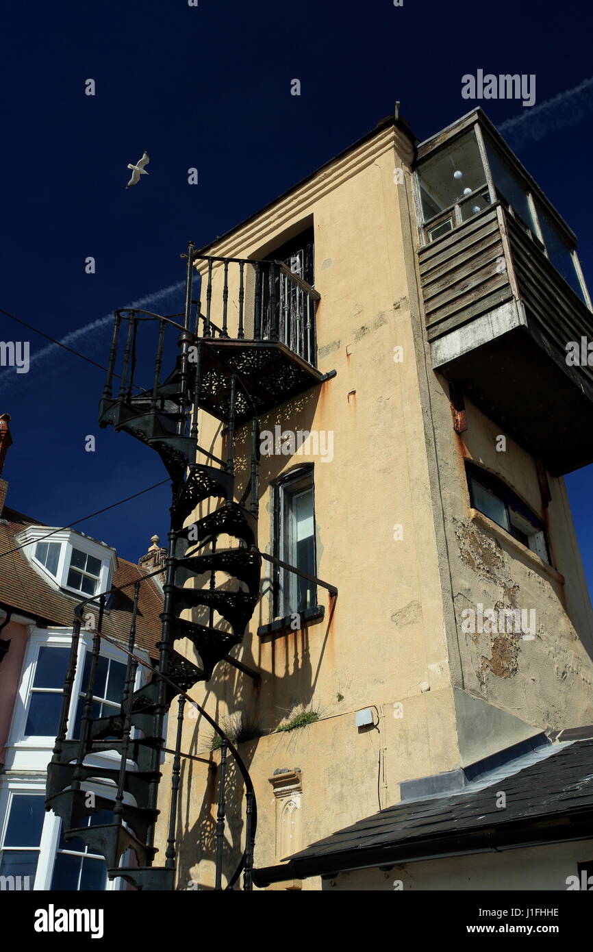 A sud della torre di vedetta in Aldeburgh,Suffolk,sul lungomare con cielo blu e seagull volando sopra la scala a chiocciola in ferro Foto Stock